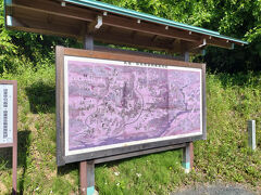 まずは馬防柵で有名な長篠・設楽原決戦場跡に向かいます。決戦場の道を入るところには決戦の様子が描かれた案内板があります。