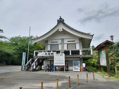 最後は長篠城址史跡保存館とその周辺ののぼり祭りを見学。鳥居強右衛門の貼り付けの看板が目印です。