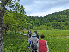 それから「姫川源流自然探勝園」の「親海（およみ）湿原」と「姫川源流」へ。13:45に到着して、見学時間は60分。添乗員さんに案内されて向かいました