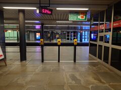 今日はプラハからドレスデンを経由してフランクフルトへ。まずはホテルをチェックアウトし、プラハ中央駅へ地下鉄で向かいます。ホテルの目の前が地下鉄駅で便利です。