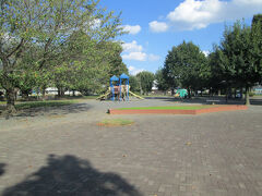 万願寺中央公園　面積3万平米の公園で、野球場、広場、滑り台・複合遊具等遊具、トイレ、ベンチ、児童館等があります