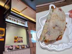 宿泊先へは「西梅田駅」から地下鉄に乗ります。まだお腹にスペースがあるので、通り道の阪神デパートの地下フードコートで伝説(?)の「いか焼き」を。