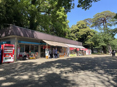参拝を終えて隣の大宮公園へ。昭和感のある休憩所が見えてきました。