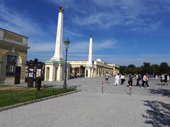 シェンブルン宮殿入口、U4の駅から徒歩７～８分です。
途中に無料の給水所があります。