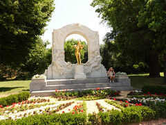 市立公園のヨハンシトラウス２世の像
ヨハンシトラウス２世は今年生誕２００年を迎えます。
ウィーンでは記念行事が行われています。