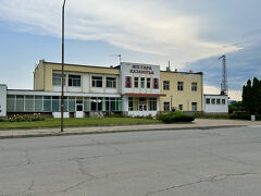 カザンラク駅。ぼろっちい。
