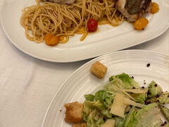 パスタとサラダ