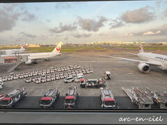 静まり返った滑走路。
1時間もすれば、この飛行機もトーイングトラクターも大忙しに(^^)v。
