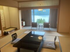 あっという間に箱根園の龍宮殿到着。
芦ノ湖ビューのいい部屋です。
お風呂は隣の龍宮殿本館の絶景風呂に入れます。