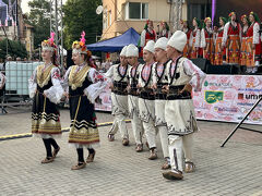 ブルガリアへ来た～って実感がわきました。
皆さん、暑い中美しい舞踊と歌を披露、楽しませて頂きました。

ステージの真ん前には客席が用意されていたので、
お金払えば座れたのかな？ずっと立ちっぱなしは辛いので、
前半は遠くのベンチで座って鑑賞しました。
