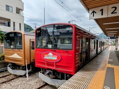 右；NARUTOx BORUTOのラッピング電車
左；金色の開業90周年記念車両