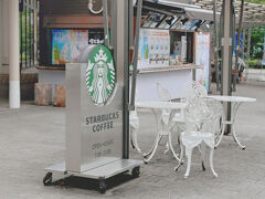 帰りは、桔梗屋アウトレットのすぐそばの、一宮御坂ICから中央高速に乗り、談合坂SAで休憩。ここにはスターバックスもあります。でも、寄らずに、ふらふらしていると、野菜の直売所が。