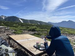五色ヶ原山荘で買ったカプヌで休憩
木道をぐるっと1周散策して、雷鳥荘へ帰ります