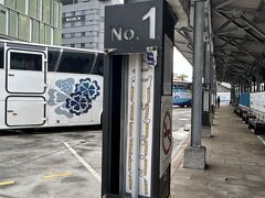 バス停の案内版が外れて落ちてました。