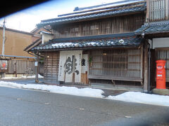 そして前回のホテル同様、駅までのお客を降ろしたあと、私たちの目的地まで乗せていって下さいました。とてもありがたいサービスです。温泉があって部屋からの眺めもよし、朝食もまずまず、二人で二万ちょいと納得のお宿でした。