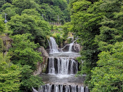 田原の滝
かつては上下二段の滝からなり、水量も豊富で滝の響きが遠方まで聞こえたといわれるダイナミックな滝でしたが、流水の浸食を受け渓岸の崩落が相次ぐとともに、滝も約30ｍ後退(！)して周辺の民家などに被害が及ぶ恐れが生じたため、昭和33(1958)年に高さ10ｍの砂防堰堤が建設されました。この堰堤は防災や安全確保に大きな役割を果たしましたが、趣のある渓流景観は失われてしまいました。堰堤の老朽化に伴い堰堤の改修が計画された際に景観に配慮した工法が実施され、昔の美しい渓流景観が再生されたのです