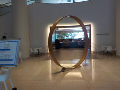 初めてラウンジに入ります。まだ部屋キーをいただいていないので、名前が書かれてる紙を見せます。
チェックインはまだしてませんが、ラウンジは１０時以降入れるそうです。