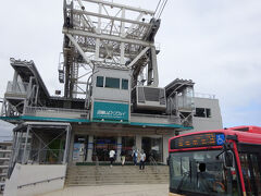 函館駅前のバス乗り場から「元町・ベイエリア周遊号」に乗車。
函館駅前④のりば 15:00
　　　　⇒ ロープウェイ前 15:15 (1回250円)

途中、金森赤レンガ倉庫を通った時に、吉本興業のライブツアーで函館に来ていたマヂカルラブリーのおふたりを目撃して、バスの車内が盛り上がりました。そういえば、市電の中づり広告で明日ライブがあるって見た気がします。私は見えなかったけど、もしかしたら囲碁将棋とオズワルドもいらしたかも。

函館山ロープウェイ乗り場に到着。
今日はロープウェイには乗りませんが、ここから坂をくだりながら元町の教会などをめぐります。市電の1日乗車券は買いましたが、十字街から坂をのぼったりはしませんよ(´Д｀;)ﾊﾊﾊ

「元町・ベイエリア周遊号」は40分に1本と市電に比べると本数は少ないですが、市電より観光地に近いルートを通るので、ピンポイントで使うと便利です。