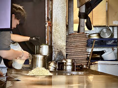 【お好み焼き 広島】

その「五彩城（ゴサイジョウ）」の中に、日本人の（元日系企業の駐在員だった）おじさんが脱サラして始めた『大地（だいち）』という広島風のお好みを作るお店があった...果たして今もあるのだろうか...？

その頃は私の娘もまだ小さく、好き嫌いがある中で、この「大地」の広島風お好み焼きを美味しい、美味しいとパクパク食べていた頃の記憶が蘇ってくる...