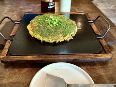 【お好み焼き 広島】

あゝ、懐かしい...

そんな昔の若かった頃の甘い記憶を思い起こしながら、バンコクで「広島風のお好み焼き」を頂いた。

ご馳走様でした。


写真：ほぉ～、熱々の（小さい）鉄板で運ばれてくるお好み焼き屋は初めてだわ...