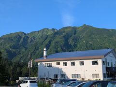 12日、土曜日なので、早めに宿を出発し、5時半過ぎには十勝岳温泉の登山口に到着。すでに駐車場は満杯だったが、近くの路上に駐車できた。良かった。
今日は富良野岳に登る。天気が良くて、富良野岳がくっきり見える。
6時15分、登山開始。