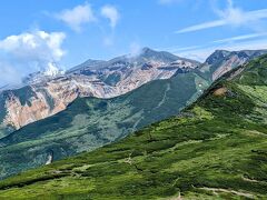 稜線に出た。雲が切れて、十勝岳が見えた。モクモクの噴煙も凄い。