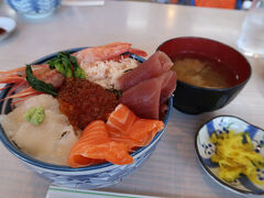 函館へ来たらお昼は何を食べるのがいいか？
塩ラーメン、活いか、ラッキーピエロ（ハンバーガー）・・・。
私たちは海鮮丼を食べたいと思っていたので、昼食はここにしました。
函館朝市「えきに」の２階、「二番館」。
前日の説明会でもらったパンフレットに載っていたのです。
500円丼など財布に優しいお店だとか。

さすがに500円丼はやめて、私は海鮮丼にしました。

海鮮丼（味噌汁、おしんこ付き）　2,300円（税抜き）。
お刺身たっぷり、いくらも一杯なのですが、残念だったのはご飯が寿司飯ではなかったこと。普通の温かいご飯でした。
寿司飯の方が私は好みです。

ジャパネットのストラップをつけた人が他にも来ていました。
