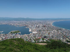 展望台から。
これは素晴らしい！

両側に海が迫り、半島の先（写真では手前側）に山があり、山の頂上に展望台を作ることができたという立地がこの美景を作り出しているんですね。
昼間見ても、函館の眺めは最高です。
