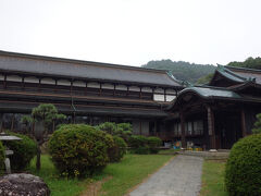 海の科学館をスルーして登り坂を進んで行くと、大きな木造の公会堂が建っていました。町民は利用料を支払って、色々な用途で利用できるようですが、見学等では開放していないようなのでそのまま登り坂を登っていきます。