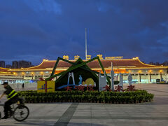 午前5時半過ぎの拱北口岸、さすがに人がほとんどいません。
天気がいいわけではないが、とりあえず雨は降っていないのは幸い。