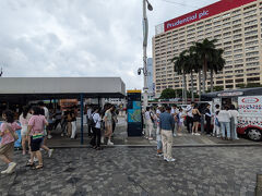 何の行列かと思ったらソフトクリームでした。
さすがに並ぶ時間はなさそう。