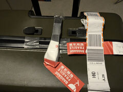 麗江から昆明のフライトでスーツケースのハンドルが壊されてました。
めんどくさいから対応せず、昆明-珠海便もそのまま。
さすがにJALは見逃さないので香港空港で注意書き。
保険使えるが、ネットで注文して自分で取り付けることに。