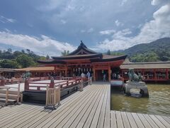 神秘的な海の上の厳島神社。
