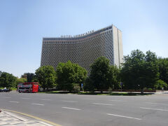 広場の向こうには、“ホテル・ウズベキスタン”が建つ