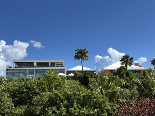 左の2つは新しいレストラン棟です。<br />一番右がフロント