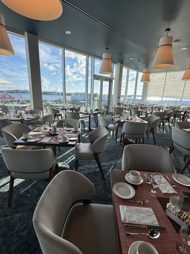 メニューが2種類あったのでこちらとあちらではレストランが違うのだと思いますがどちらを頼んでもいいし融通の利くホテルです。<br />席数も多くこれだけの宿泊者がいるのー？と思いますが時間帯がばらばらなのかそこまで満席はなかったです。<br />