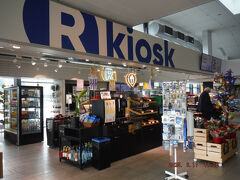 　市内に行く前にタリン空港のキオスクでウヒスカールト（スマートカード）を買います。タリン中心街にバスで2ユーロで行けます。ただしバス内カードリーダーは一枚で2人乗る操作ができません。一人一枚買う必要があります。