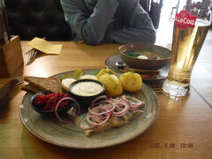 　タリン旧市街一番のラエコヤ〈市庁舎）広場でランチをしました。ニシンのマリネ、ゆでたジャガイモ、黒パン、赤キャベツなどのエストニア家庭料理をつまみに乾杯しました。