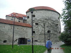 　この塔は壁の穴から旧市街の門に向かって来た敵に砲弾を発射するため建てられました。今は発射する機会もなくなり改装して海洋博物館になっています。