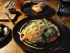 　エストニアは5時頃でも休憩なしでレストランは営業しています。人気店に予約無しで飛び込んだら入店できました。美味しい料理と日本語で挨拶したサービス満点のウェイターさんの接客に大満足しました。