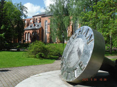 　トーメの丘にあるタルトゥ大学博物館は大聖堂の建物を修復・改装して使っています。校章のようなオブジェはペンの力で世の中を変えるのだという意思を示しているのでしょうか。