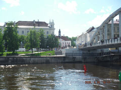 　丘を降りたエマユギ川沿いには公園があり遊覧船や流れる川と市庁舎を見ながら休憩しました。
