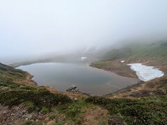 雨は上がったが、霧はなかなか取れない。姿見の池が見えて良かった。
