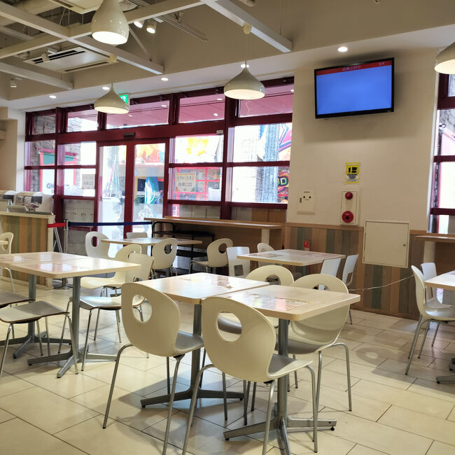 お昼ご飯は、ノームダイニングへ各自好きなものを注文。