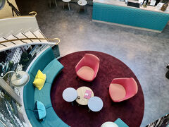 吹き抜けの上から見下ろしたところ。
決して広くはない空間だけど、さすがセンスよくまとまっている感じ。