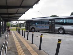 Putrajaya ＆ Cyberjaya駅を降りて、左方向へ。
バスターミナルの一番奥にバス停あり。