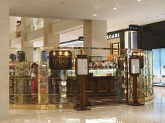 TWG（アフタヌーンティー）

事前に調べてたのは、平日13-15時、16-18時だったから、13時に行ってみたけど、14-18時だった。

1時間、ブラブラして時間を潰す。