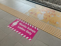 （KTM）Batu Caves 11:00 → KL Sentral 11:31　2.5MYR（カード決済 90円）

女性専用車両に乗ってみた。