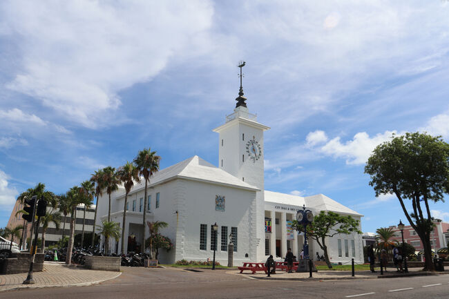 Hamilton City Hall (1階)<br />Bermuda National Gallery (2階)<br />施設のお隣がHamilton Central Bus Terminal です。