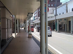 　その後はカバンストリートを訪問しました。
　カバンストリートは日本最大級の鞄の産地の豊岡市ならではの商店街であり、カバンの自動販売機、ベンチやポストなどカバンをモチーフにした仕掛けが盛りだくさんです。個性豊かなショップや修理の専門店などが軒を連ねており、オーダーメイド鞄や手作り小物体験などもできます。
　地場産業であるかばんを広くPRする役割を担っています。地元の産品や飲食店が出店する「カバストマルシェ」を定期的に開催しており、町の活性化や発展を図っているます。